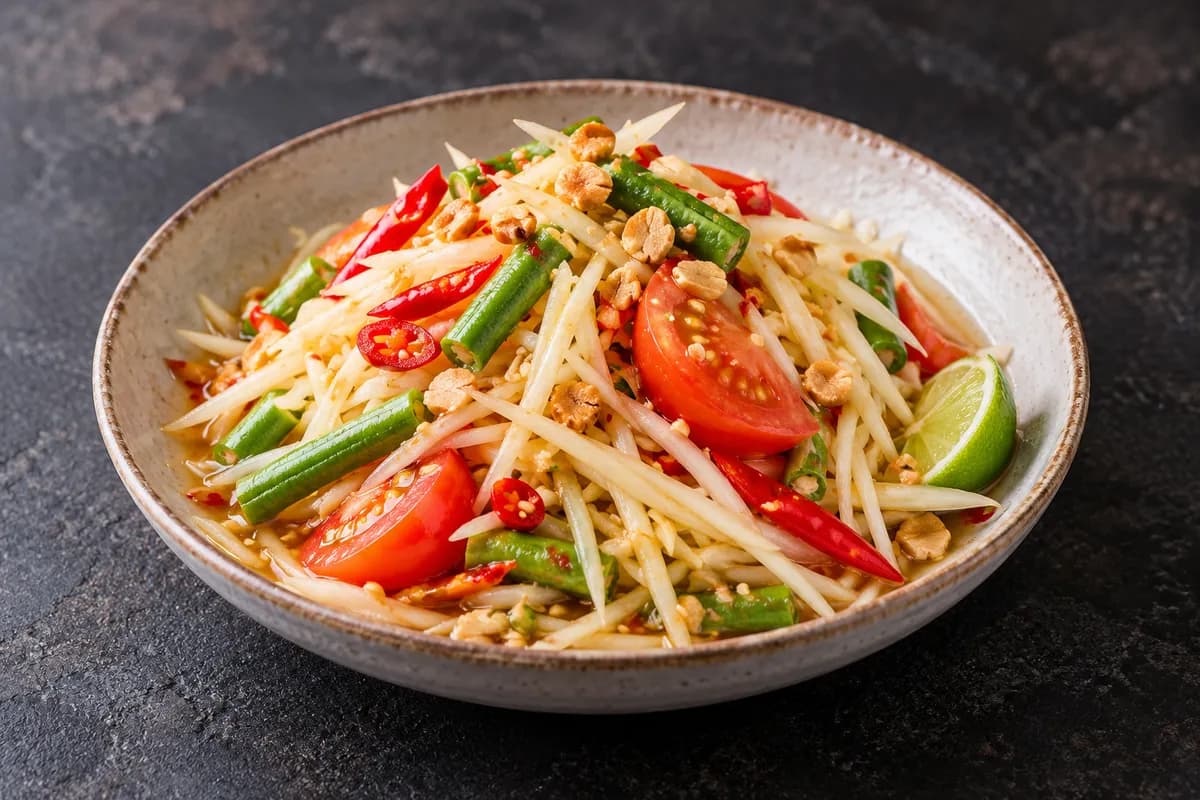 Green papaya salad with tomatoes, long beans and peanuts